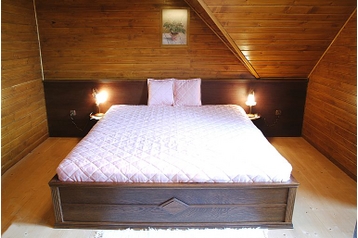 Slovacia Privát Uhorská Ves, Exteriorul